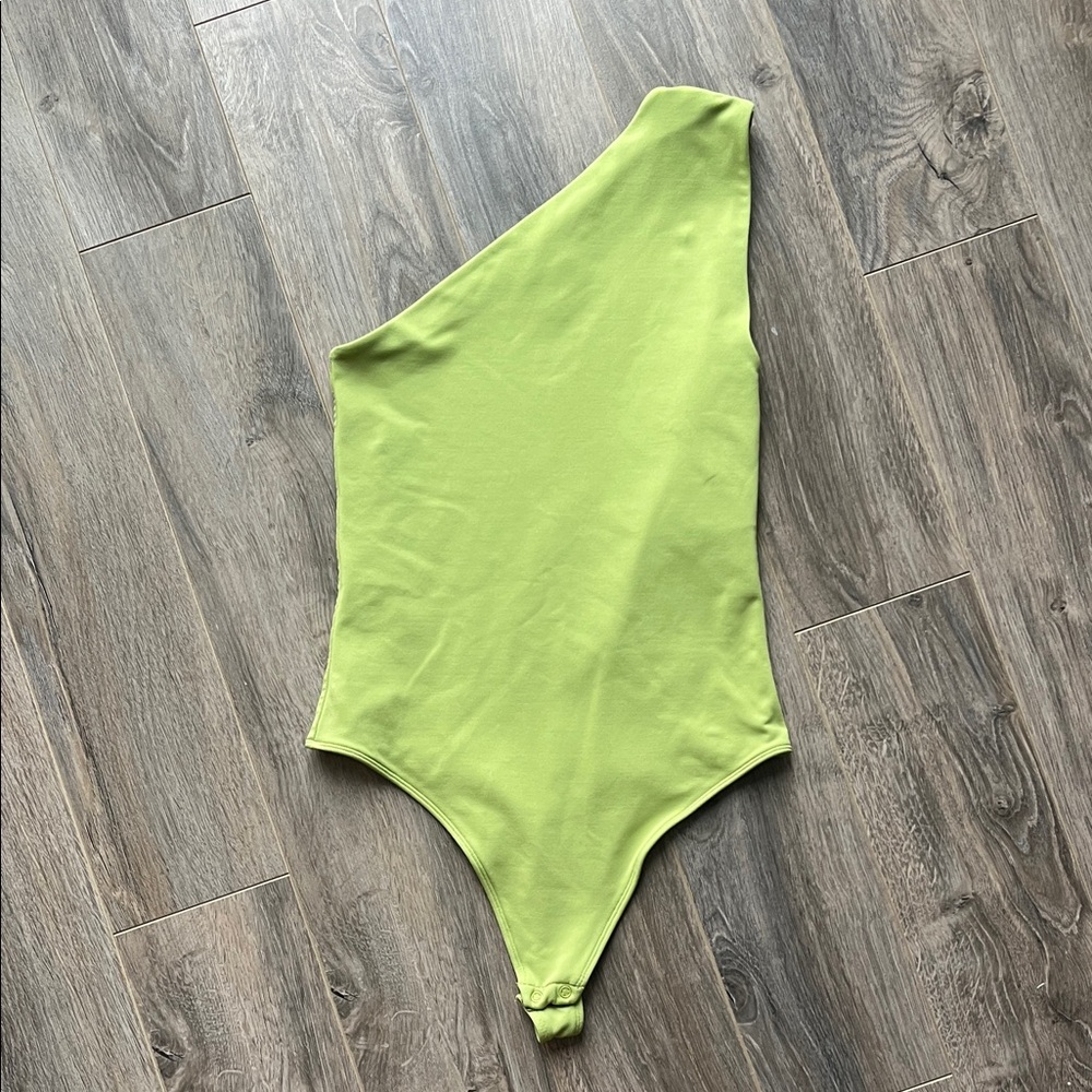 Babaton Countour One-Shoulder Lime Green Bodysuit